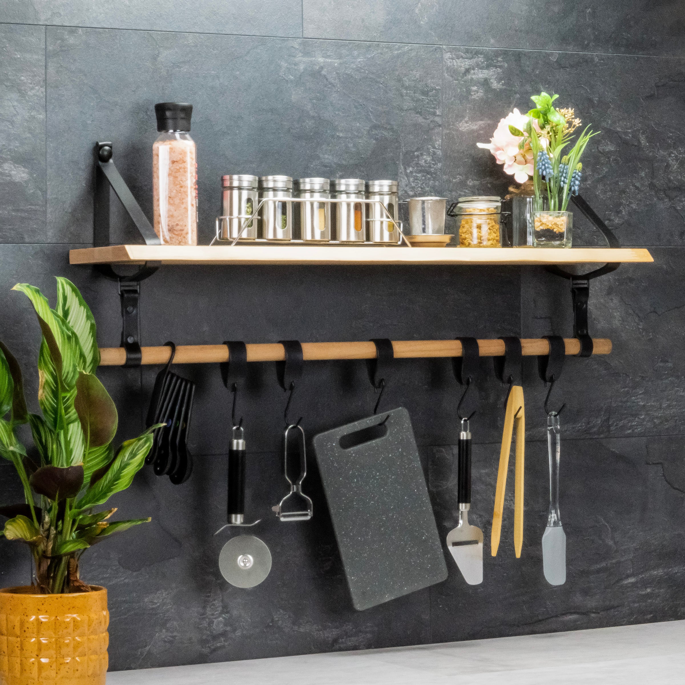 Luxe Wandrek – Wandplank met Leren Bevestiging – Keukenrek ophangbaar voor keukengerei incl. hangers – 100% Leer – Massief hout