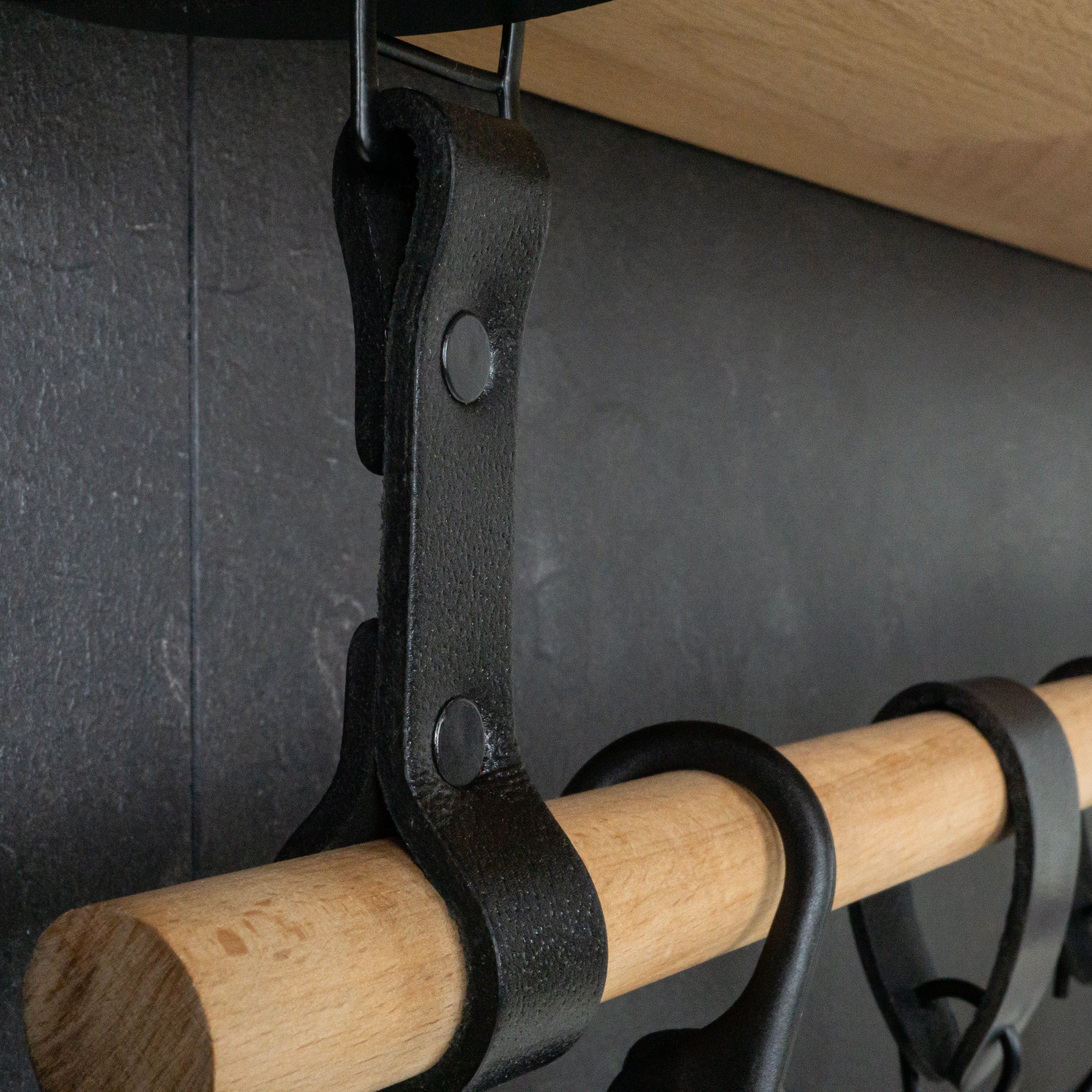 Luxe Wandrek – Wandplank met Leren Bevestiging – Keukenrek ophangbaar voor keukengerei incl. hangers – 100% Leer – Massief hout