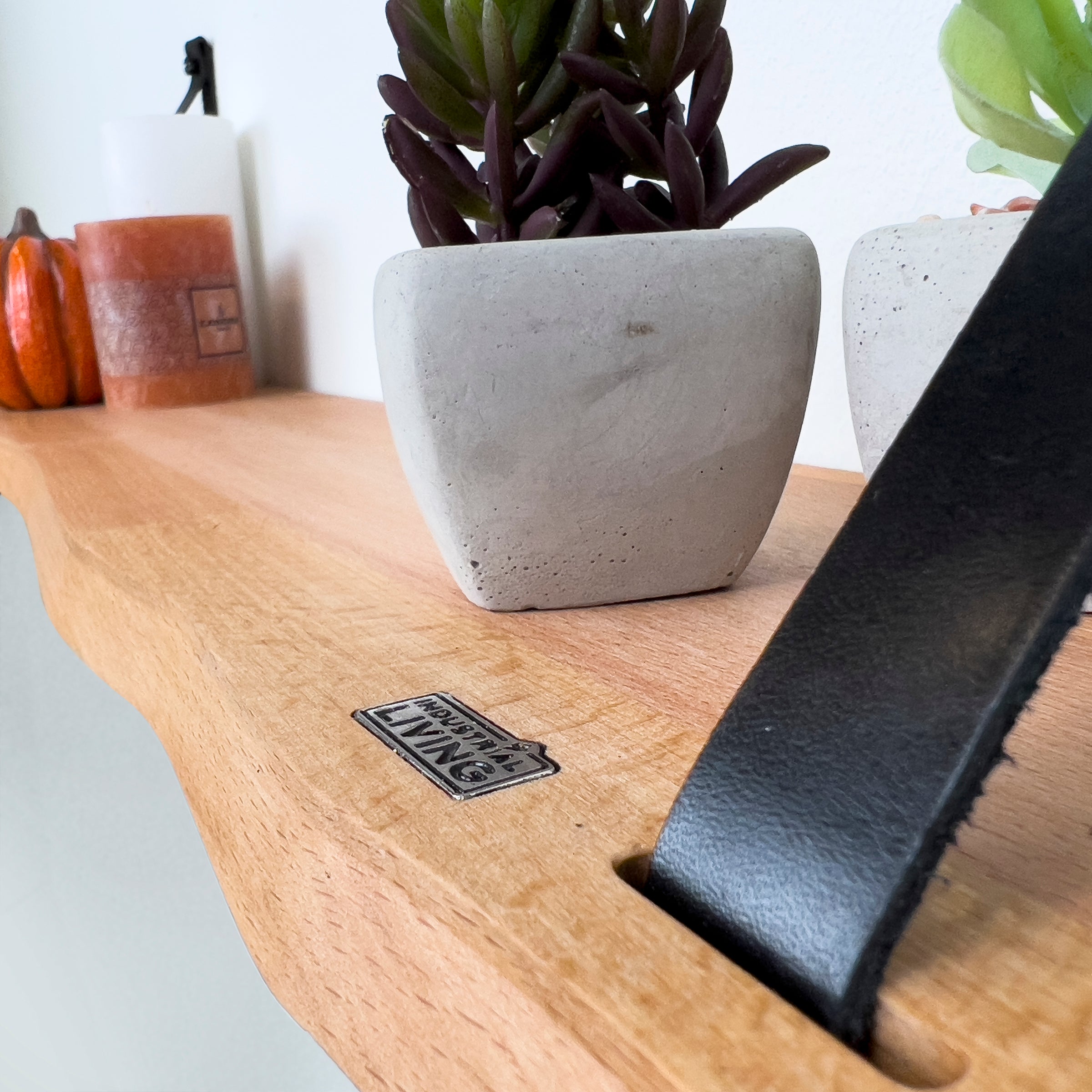 Wandplank 69 CM - Zwevende Boekenplank Met Zwarte Leren Riemen - Massief Hout