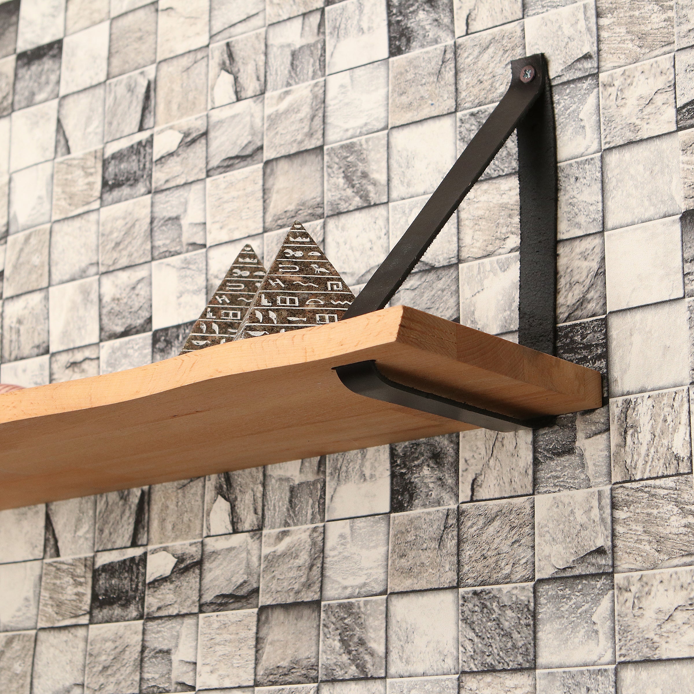 Wandplank 69 CM - Zwevende Boekenplank Met Zwarte Leren Riemen - Massief Hout